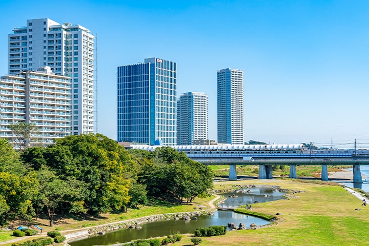 河川敷とビル